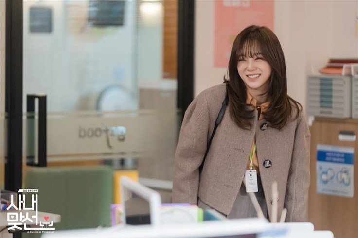 Kim Sejeong gây “sốt” với diễn xuất ấn tượng trong “Hẹn hò chốn công sở”