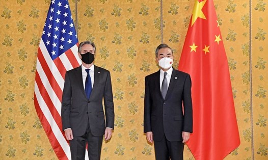 Ngoại trưởng Trung Quốc Vương Nghị (phải) và Ngoại trưởng Mỹ Antony Blinken trong một cuộc gặp tại Italia, ngày 31.10.2021. Ảnh: Xinhua