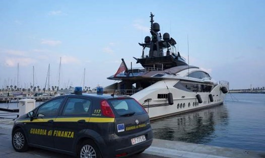Xe cảnh sát Italia cạnh du thuyền Lady M của ông trùm ngành thép Nga Alexei Mordashov ở Imperia. Ảnh: AFP