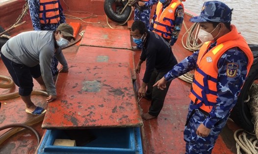Lực lượng cảnh sát biển kiểm tra phương tiện vận chuyển xăng dầu không rõ nguồn gốc. Ảnh: CSB cung cấp