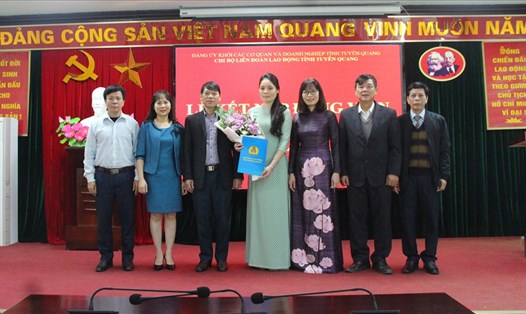 LĐLĐ tỉnh Tuyên Quang tổ chức kết nạp Đảng cho đoàn viên Công đoàn ưu tú. Ảnh: CĐTQ