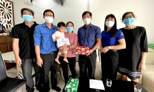 Công đoàn Tổng Công ty Điện lực TP.Hồ Chí Minh phối hợp tặng quà gia đình đoàn viên khó khăn do COVID-19. Ảnh: CĐCC