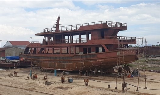 Nhiều con tàu đóng dở dang do đại dịch COVID-19. Ảnh: Nguyễn Hùng