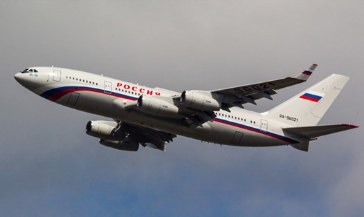 Máy bay Ilyushin Il-96-300PU của phi đội bay đặc biệt Rossiya tới Mỹ đón các nhà ngoại giao Nga. Ảnh: Global Look Press