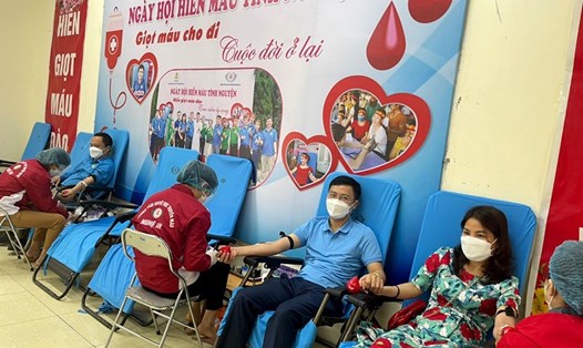 Đông đảo công nhân người lao động tình nguyện tham gia hiến máu. Ảnh: Hoàng Yến