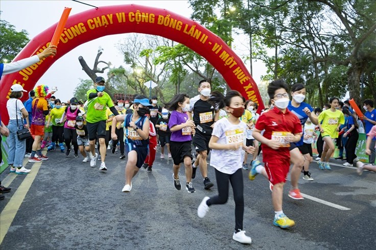 Nhịp sống 24h: Hàng ngàn người cùng chạy bộ vì một Huế xanh