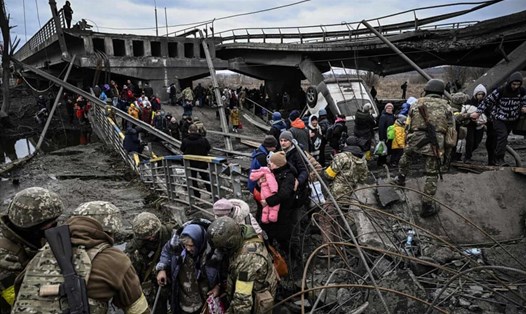 Người dân sơ tán khỏi thành phố Irpin, phía tây bắc Kiev, Ukraina hôm 5.3. Ảnh: AFP