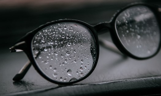 Mắt kính bị đọng hơi nước sẽ gây nhiều bất tiện cho người cận thị khi gặp trời mưa. Ảnh: Xinhua