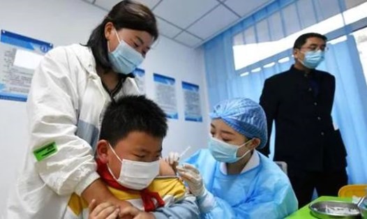 Một học sinh đang tiêm vaccine phòng COVID-19 tại thành phố Thanh Đảo, tỉnh Sơn Đông, Trung Quốc. Ảnh: AFP