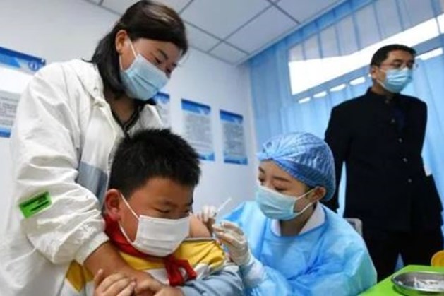 Một học sinh đang tiêm vaccine phòng COVID-19 tại thành phố Thanh Đảo, tỉnh Sơn Đông, Trung Quốc. Ảnh: AFP