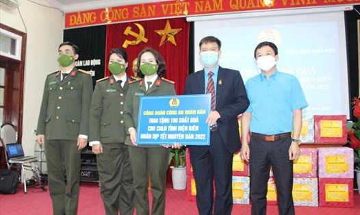 Lãnh đạo Công đoàn Công an Nhân dân tặng quà Tết Nhâm Dần 2022 cho đại diện đoàn viên tỉnh Điện Biên. Ảnh: CĐCA