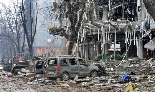 Một tòa nhà ở thành phố Kharkiv lớn thứ hai của Ukraina sau khi bị pháo kích. Ảnh: AFP