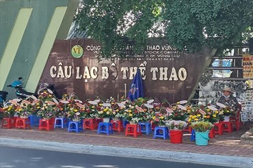 Nhiều người bày các bó hoa, lẵng hoa trên đường phố ở TP.Vũng Tàu