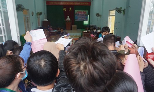Người dân chen lấn lấy giấy chứng nhận gây mất an toàn trong công tác phòng chống dịch. Ảnh: Thanh Chung