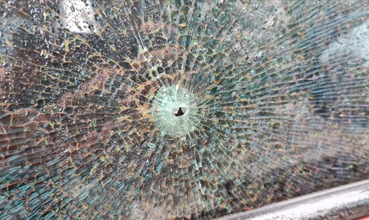 Hình ảnh chiếc ôtô bị vỡ kính, rạn nứt hoàn toàn của người dân ở khu dân cư. Ảnh: CTV