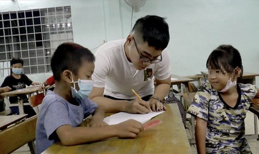 Ninh Việt Trí vừa dạy học vừa kết nối giúp đỡ các lớp học tình thương. Ảnh N.H