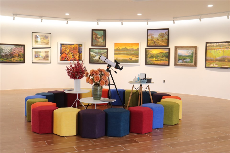 Tầng 2 của thư viện Olive Gallery (Ngũ Hành Sơn, TP.Đà Nẵng) được các bạn trẻ gọi là "bảo tàng thu nhỏ". Ảnh: Nguyễn Linh