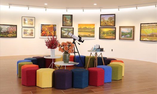 Tầng 2 của thư viện Olive Gallery (Ngũ Hành Sơn, TP.Đà Nẵng) được các bạn trẻ gọi là "bảo tàng thu nhỏ". Ảnh: Nguyễn Linh