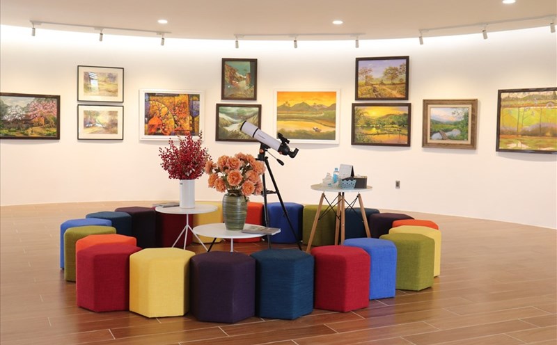 Tầng 2 của thư viện Olive Gallery (Ngũ Hành Sơn, TP.Đà Nẵng) được các bạn trẻ gọi là "bảo tàng thu nhỏ". Ảnh: Nguyễn Linh