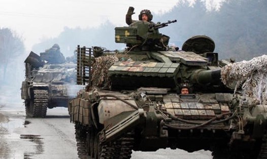 Phương Tây đang đẩy nhanh cấp vũ khí cho Ukraina. Ảnh: AFP