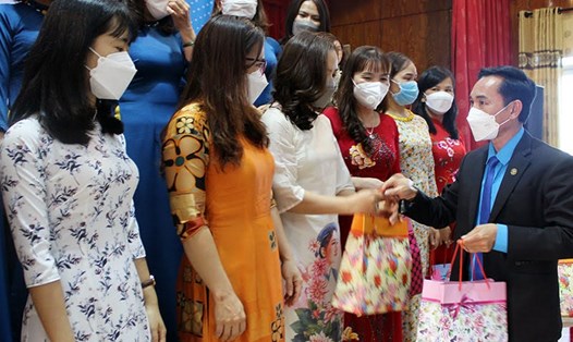 Ông Trần Quang Tòa, Chủ tịch Liên đoàn Lao động tỉnh Quảng Ngãi tặng quà cho đại biểu nữ. Ảnh: Quang Tuyến