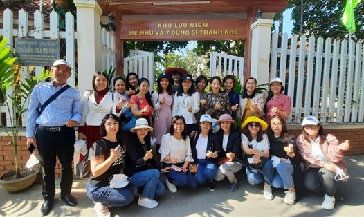Công đoàn Viên chức thành phố Đà Nẵng tổ chức hành trình về "địa chỉ đỏ" nhân ngày 8.3 cho 100 nữ đoàn viên. Ảnh: Phương Trà