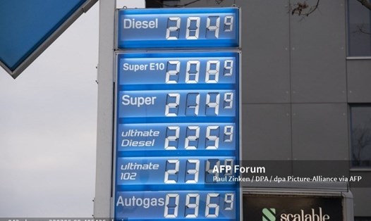 Bảng giá nhiên liệu tại một trạm xăng ở Berlin, Đức, ngày 6.3. Ảnh: AFP