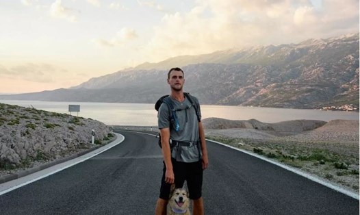 Tom Turcich, người Mỹ, bên chú chó Savannah trong hành trình đi bộ vòng quanh thế giới. Ảnh: Tom Turcich