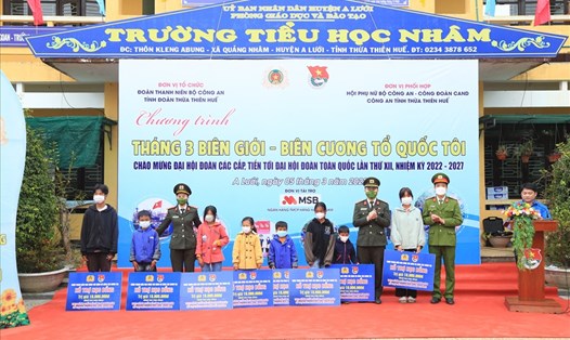 Chương trình "Tháng 3 biên giới - Biên cương Tổ quốc tôi" tại tổ chức tại Trường Tiểu học Quảng Nhâm (huyện A Lưới, Thừa Thiên Huế). Ảnh: CA