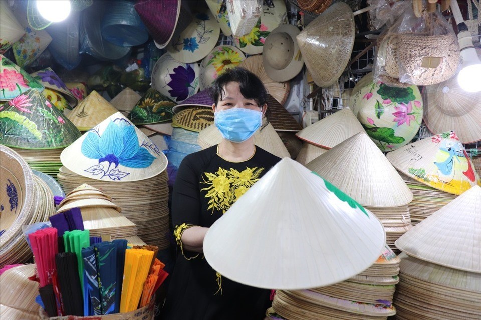 Đến chợ Đông Ba xem tiểu thương mặc áo dài bán hàng. Ảnh: Nhi Hưởng Đến chợ Đông Ba xem tiểu thương mặc áo dài bán hàng. Ảnh: Nhi Hưởng