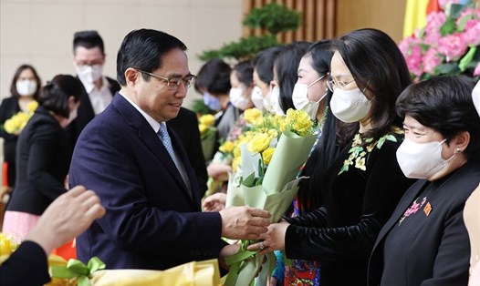 Thủ tướng Phạm Minh Chính tặng hoa các đại biểu đại diện nữ lãnh đạo, quản lý, nữ trí thức, văn nghệ sĩ tiêu biểu nhân Ngày Quốc tế phụ nữ 8.3. Ảnh: VGP