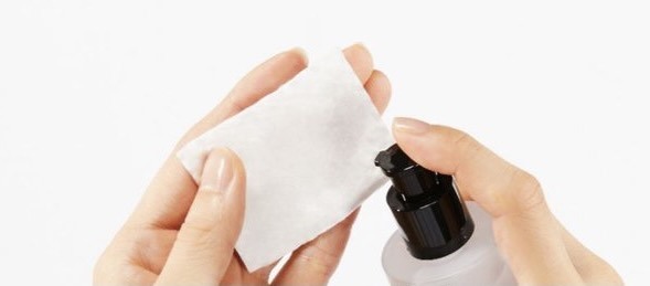 Sử dụng tinh chất vitamin C trước bước dưỡng ẩm thì mới có hiệu quả (ảnh minh hoạ). Ảnh: ST