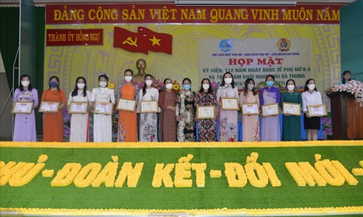 Khen thưởng các đơn vị tại buổi họp mặt truyền thống Ngày Quốc tế Phụ nữ.