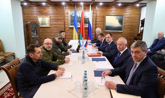 Phái đoàn Nga và Ukraina đàm phán vòng 3 hôm 7.3 tại Belarus. Ảnh: Pool