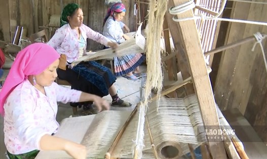 Những người phụ nữ Mông ở xã Lùng Tám (Quản Bạ) đã tự tin với gia đình và cộng đồng khi có thu nhập và công việc ổn định.