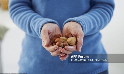 Chế độ ăn vặt với các loại hạt, trái cây khô giúp giảm cân ở người cao tuổi. Ảnh AFP
