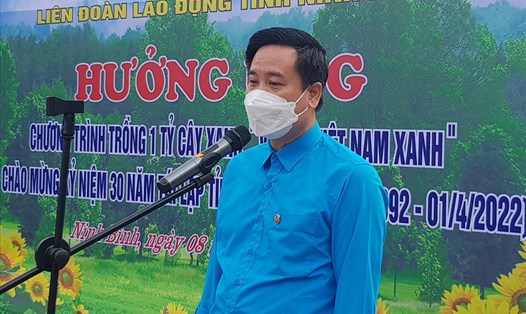 Ông Dương Đức Khanh - Chủ tịch LĐLĐ tỉnh Ninh Bình phát động Tết trồng cây. Ảnh: NT