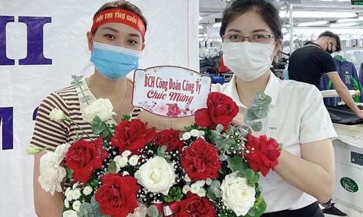Chị Trần Thị Khánh Quyên tặng hoa chúc mừng, động viên nữ lao động đạt thành tích cao trong phong trào thi đua. Ảnh: NVCC