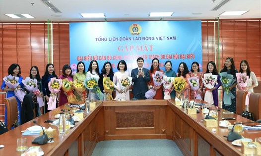 Phó Chủ tịch Tổng Liên đoàn Lao động Việt Nam Ngọ Duy Hiểu giao nhiệm vụ và chúc mừng các đại biểu. Ảnh: Hải Nguyễn