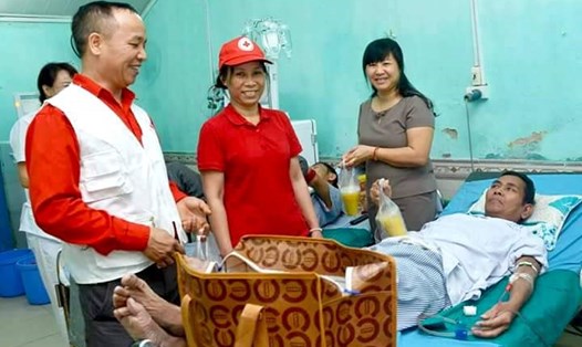 Chị Nguyễn Thuý Hậu (thứ 2 từ trái sang) trao suất ăn cho bệnh nhân nằm điều trị trong bệnh viện. Ảnh: NVCC