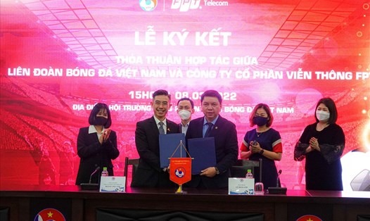 VFF và Công ty Cổ phần viễn thông FPT (FPT Telecom) ký thỏa thuận hợp tác để giúp đỡ các cầu thủ tuyển nữ Việt Nam sau khi giải nghệ. Ảnh: Anh Anh