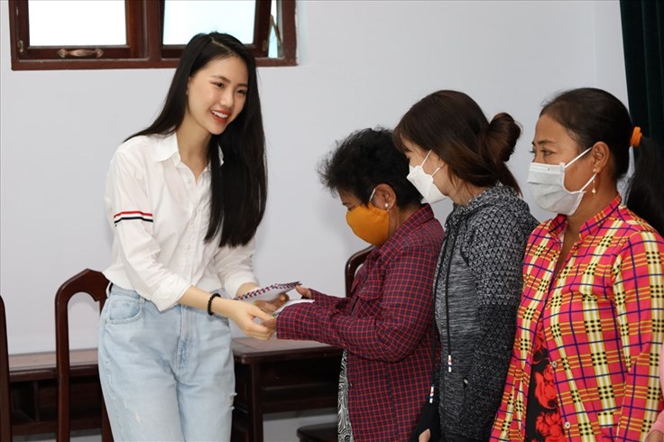Siêu mẫu Quỳnh Hoa tặng quà người nghèo ở Cần Thơ