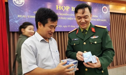 Thượng tá Hồ Anh Sơn (phải) - sĩ quan quân đội mới bị bắt vì sai phạm liên quan đến Công ty Việt Á. Ảnh: VGP