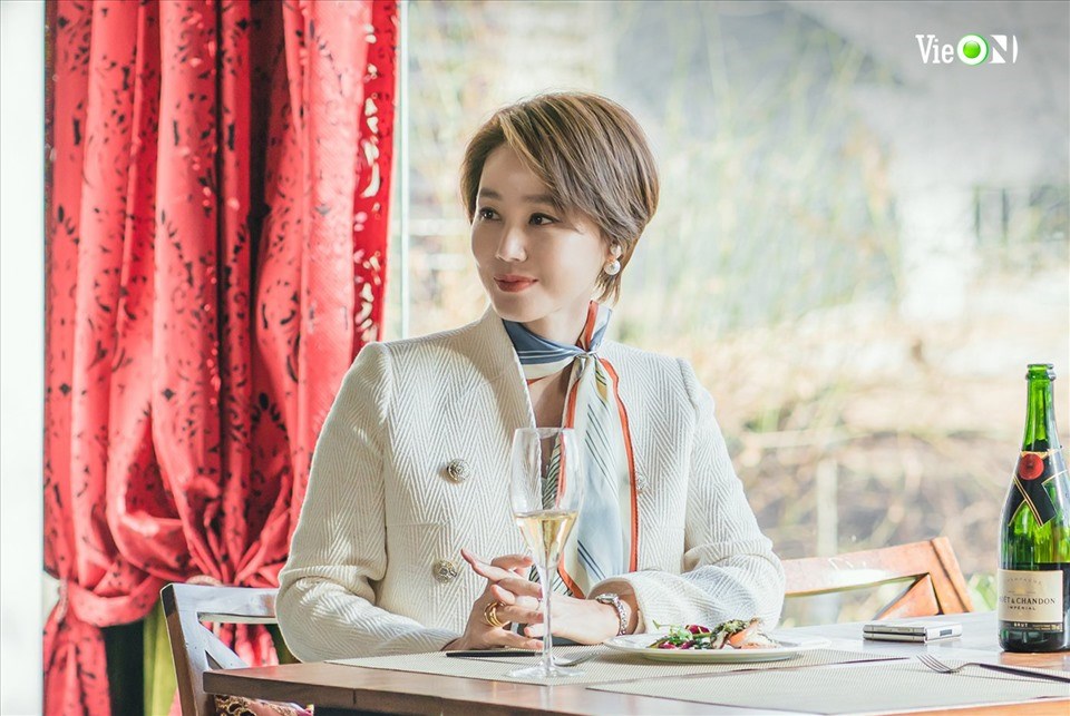 Phim "Cuộc chiến giày gót nhọn" gây chú ý. Ảnh: VieOn. Phim "Cuộc chiến giày gót nhọn" gây chú ý. Ảnh: VieOn.