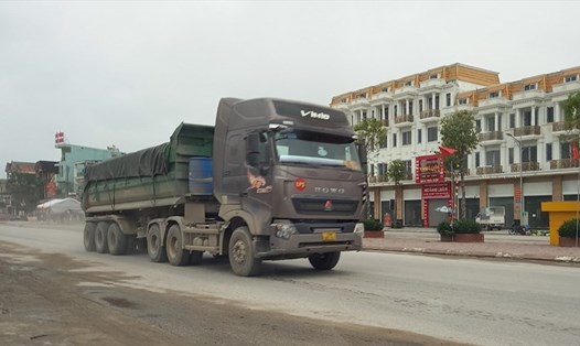 Xe Howo có hiện tượng quá tải chạy qua thị trấn Đô Lương (huyện Đô Lương) sáng 8.3. Ảnh: Quang Đại