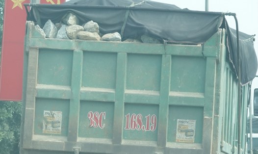Xe tải 38C - 168.19 chở đá cục chất đầy thùng có nguy cơ rơi vãi xuống đường đang lưu thông trên QL 1A đoạn qua thị trấn Nghèn, huyện Can Lộc, tỉnh Hà Tĩnh. Ảnh: Trần Tuấn.