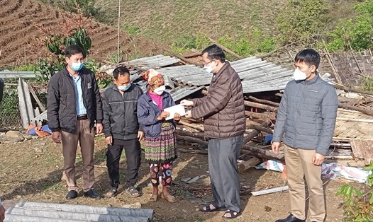 Huyện Yên Châu vừa hỗ trợ 40 triệu đồng cho hộ gia đình bị sập nhà do giông lốc. Ảnh: Minh Nguyễn.