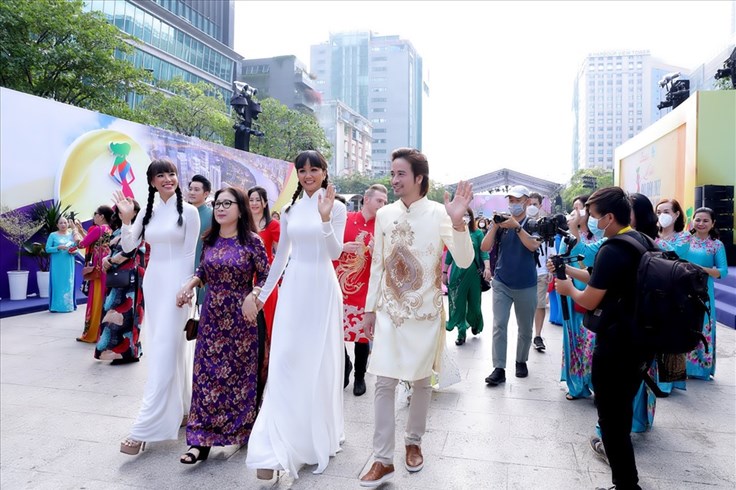 Đoàn Minh Tài, Hoa hậu H’Hen Niê được khen khi diện áo dài