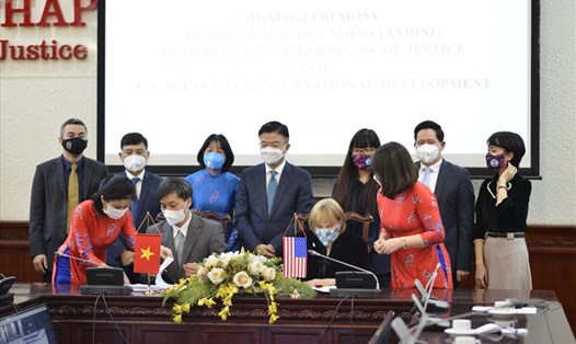 Giám đốc USAID Việt Nam Ann Marie Yastishock và Thứ trưởng Bộ Tư pháp Nguyễn Khánh Ngọc cùng ký bản ghi nhớ tại lễ ký được tổ chức tại trụ sở Bộ Tư pháp. Ảnh: USAID