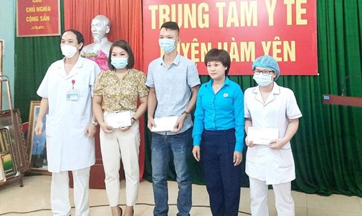 Cán bộ LĐLĐ huyện Hàm Yên (Tuyên Quang) tặng quà điều dưỡng viên, đoàn viên Công đoàn cơ sở Trung tâm Y tế huyện Hàm Yên. Ảnh: CĐCC